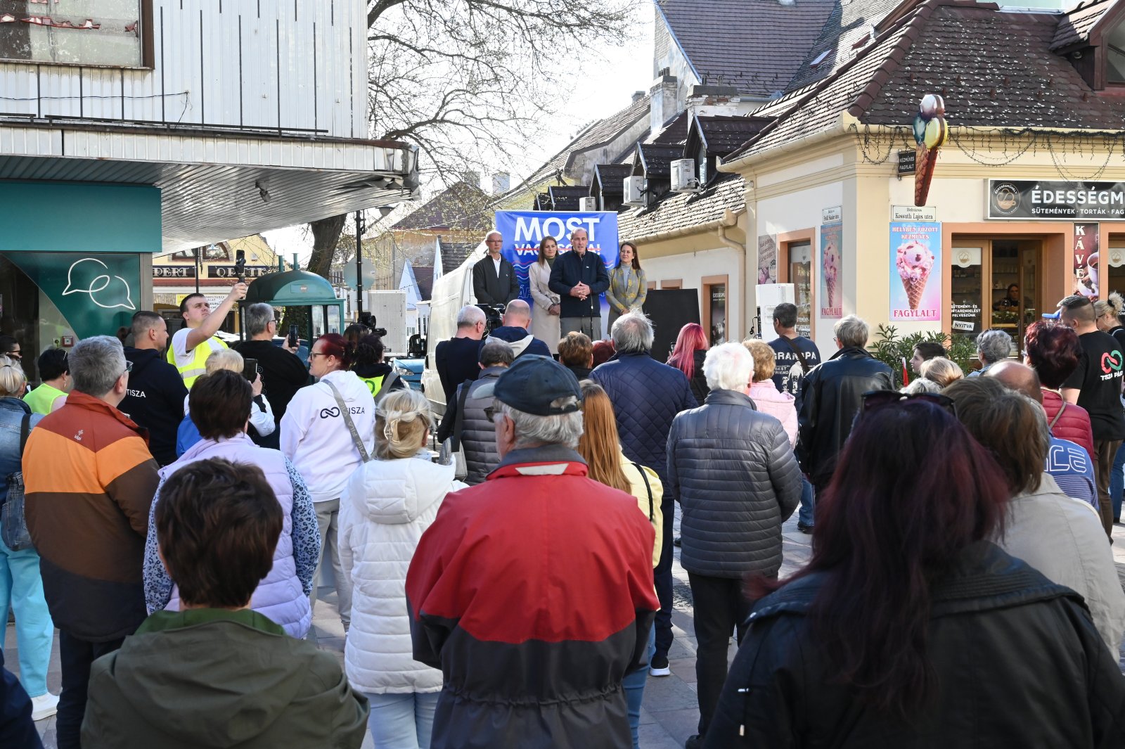 Az egészségügyről szólt a Tisza Párt pápai utcafóruma
