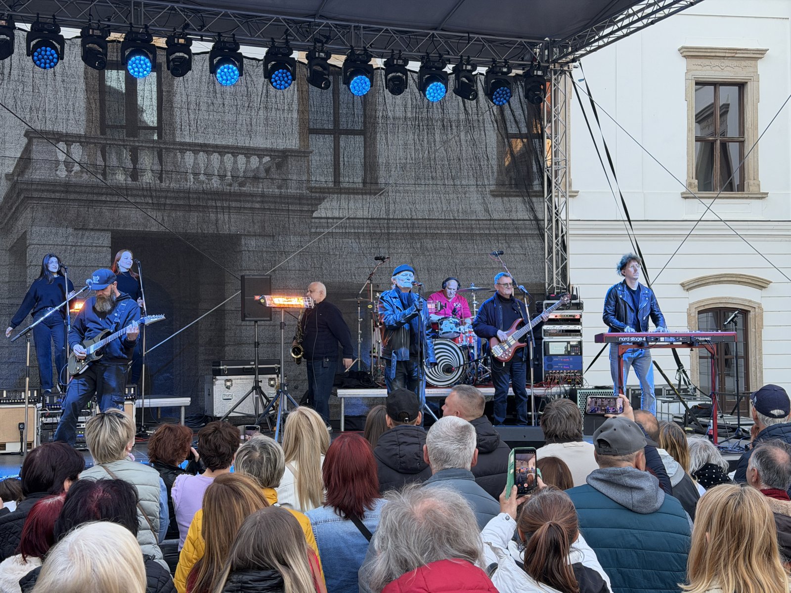 Bikini koncert az Esterházy-kastély udvarán